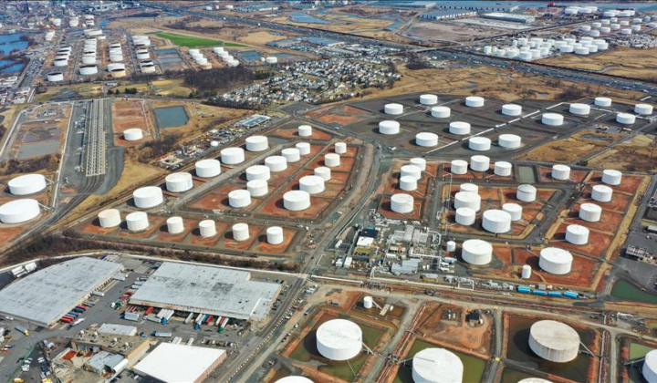 Giá xăng dầu hôm nay 25/12: Tồn kho dầu thô tại Mỹ tăng