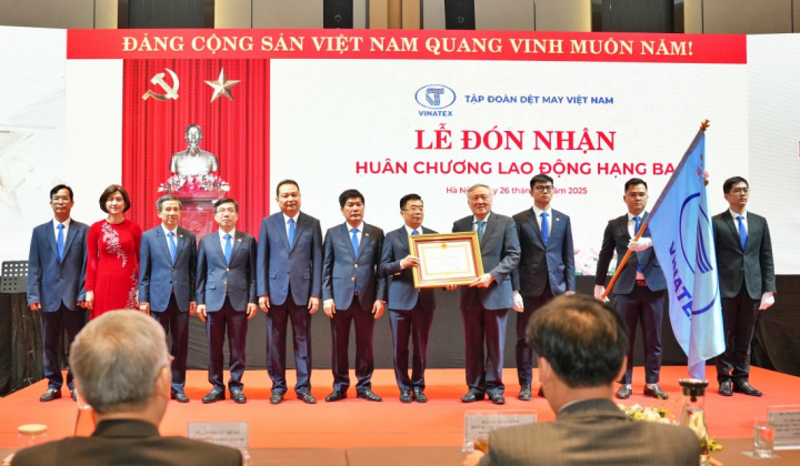 Tập đoàn Dệt May Việt Nam đón nhận Huân chương Lao động hạng Ba