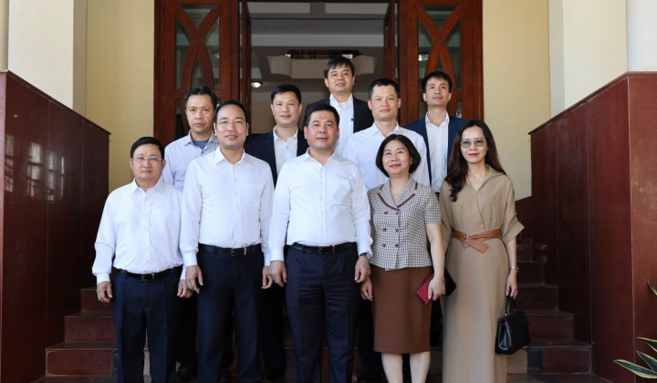 Bộ trưởng Nguyễn Hồng Diên làm việc với Thương vụ Việt Nam tại Lào