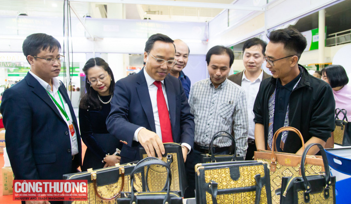 Khai mạc Hội chợ Triển lãm hàng công nghiệp nông thôn hướng tới chuyển đổi xanh và phát triển bền vững năm 2025