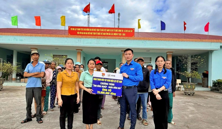 Đoàn thanh niên EVNGENCO2 chung tay cùng người dân vùng lũ khắc phục hậu quả thiên tai