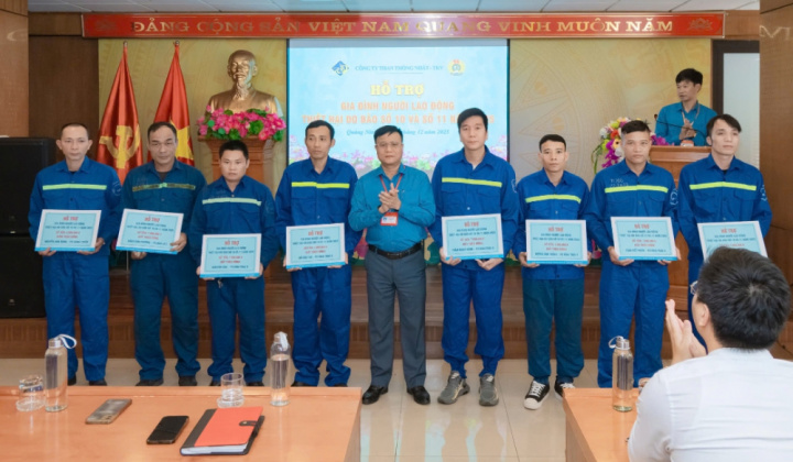 Than Thống Nhất: Trao hỗ trợ cho gia đình công nhân bị thiệt hại sau bão số 10 và số 11 năm 2025