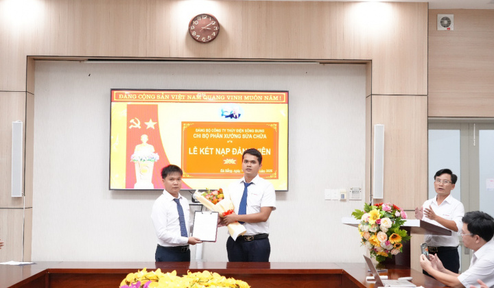 Chi bộ Phân xưởng Sửa chữa Công ty Thủy điện Sông Bung kết nạp đảng viên mới