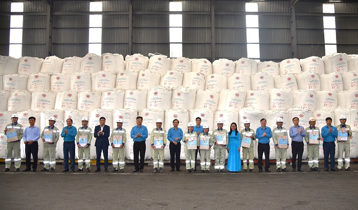 Tổng Liên đoàn Lao động Việt Nam thăm, tặng quà Công ty Nhôm Đắk Nông