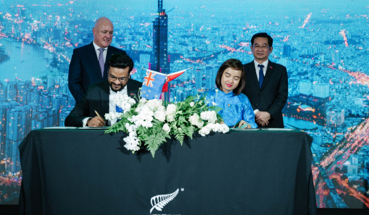 FPT Long Châu bắt tay nhãn hàng Anlene dưới sự chứng kiến của Thủ tướng New Zealand