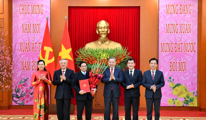 Tổng Bí thư Tô Lâm trao Quyết định của Bộ Chính trị cho 4 Đảng bộ trực thuộc Trung ương