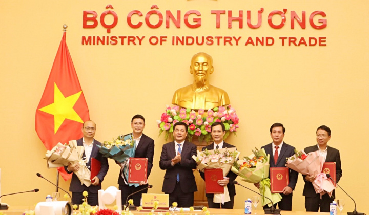 Bộ Công Thương công bố và trao các Quyết định về công tác cán bộ