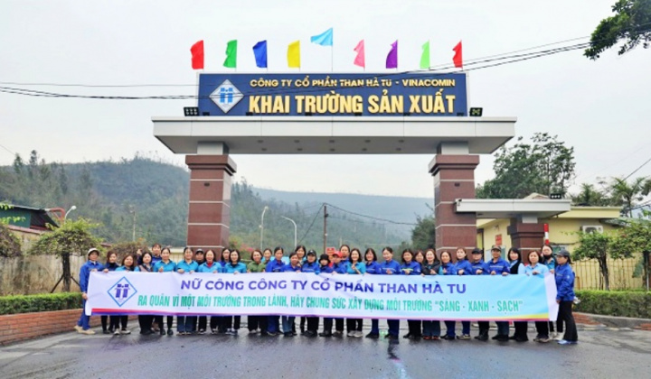 Nữ CBCNV Than Hà Tu ra quân làm sạch môi trường