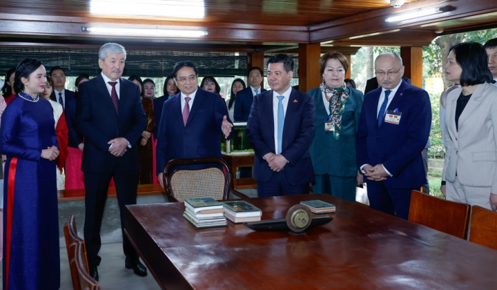 Thủ tướng Việt Nam và Thủ tướng Kyrgzystan thăm Nhà sàn Bác Hồ, thưởng thức cà phê Việt Nam