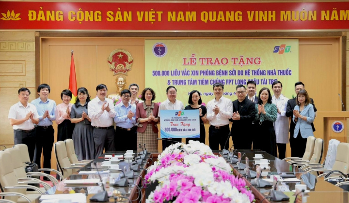 FPT Long Châu đồng hành cùng Bộ Y Tế, trao tặng 500.000 liều vắc xin sởi