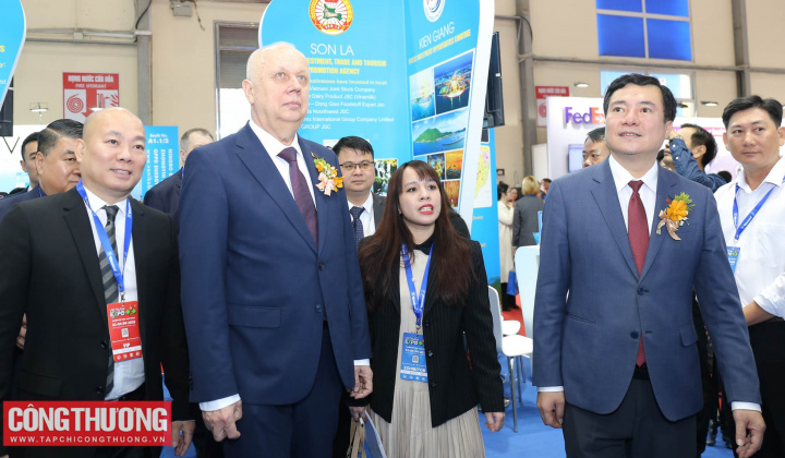 [CHÙM ẢNH] VIETNAM EXPO 2025 - Điểm nhấn kết nối giao thương của hơn 400 doanh nghiệp Việt Nam và quốc tế
