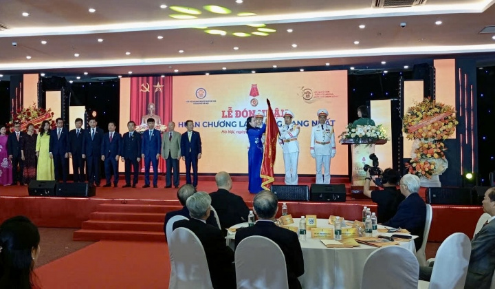 Hiệp hội Doanh nghiệp nhỏ và vừa Hà Nội đón nhận Huân chương Lao động hạng Nhất
