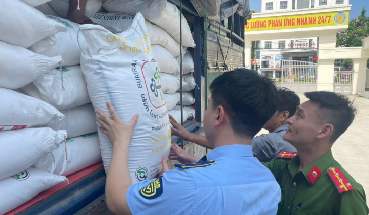 Nghệ An: Phát hiện, tạm giữ 3 tấn đường cát nhập lậu