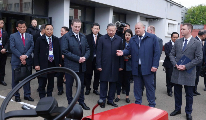 Thứ trưởng Nguyễn Hoàng Long tháp tùng Tổng Bí thư Tô Lâm trong các hoạt động thăm cấp nhà nước Belarus