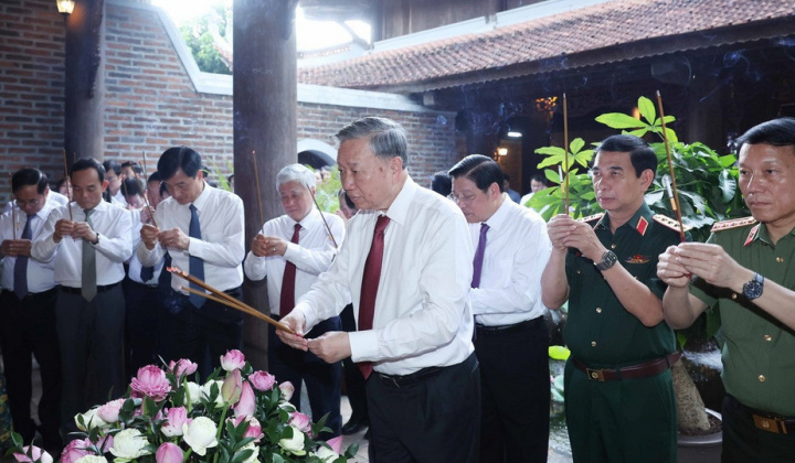 Tổng Bí thư Tô Lâm dâng hương tưởng nhớ Chủ tịch Hồ Chí Minh tại Nghệ An