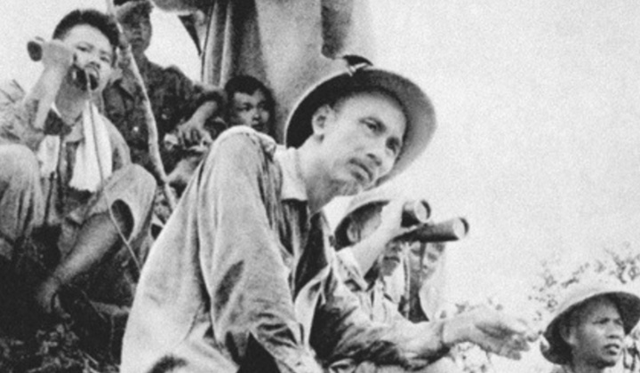 Bác vẫn cùng chúng cháu hành quân