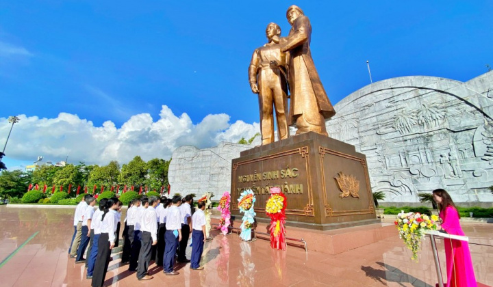 Thủy điện An Khê – Ka Nak dâng hoa tri ân nhân kỷ niệm 135 năm ngày sinh Chủ tịch Hồ Chí Minh