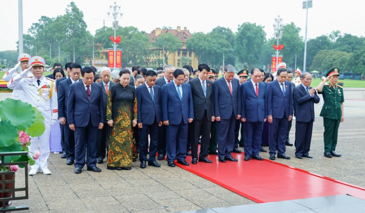 Kỷ niệm 135 năm Ngày sinh Chủ tịch Hồ Chí Minh: Lãnh đạo Đảng, Nhà nước vào Lăng viếng Bác
