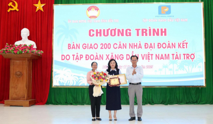 Petrolimex bàn giao 200 căn nhà Đại đoàn kết cho hộ nghèo tại tỉnh Bến Tre