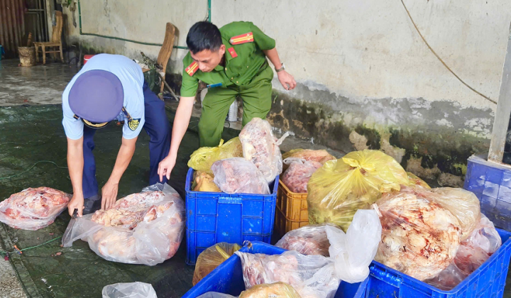 Hà Giang: Phát hiện, ngăn chặn 3,9 tấn thực phẩm đông lạnh đã bốc mùi