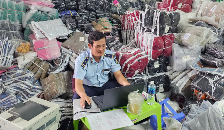 Ninh thuận: Phát hiện gần 1000 sản phẩm quần áo không rõ nguồn gốc, xuất xứ qua tài khoản zalo, facebook.