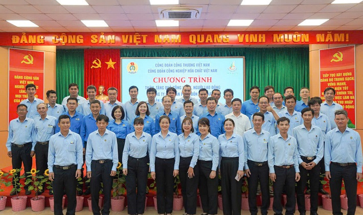 Trao 45 suất quà cho người lao động Phân bón Miền Nam nhân Tháng Công nhân