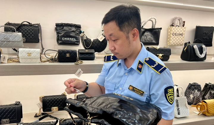 Tịch thu gần 2.000 sản phẩm thời trang giả mạo các nhãn hiệu nổi tiếng tại tuyến phố du lịch lớn nhất Đà Nẵng