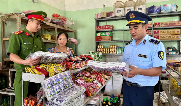 Tiếp tục đẩy mạnh cao điểm đấu tranh ngăn chặn, đẩy lùi buôn lậu, hàng giả