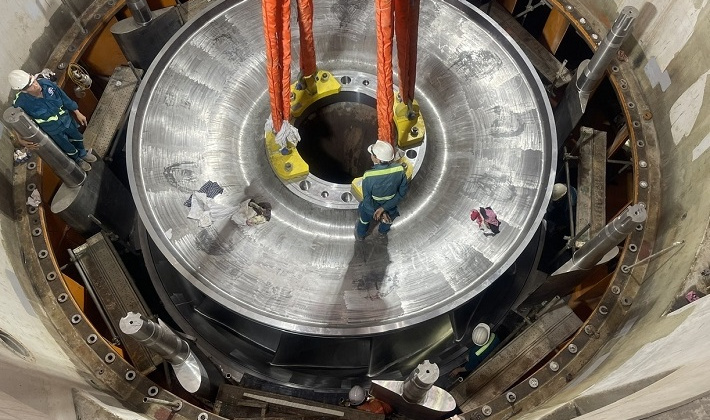 Thủy điện Hòa Bình mở rộng: Hạ đặt thành công bánh xe công tác 110 tấn