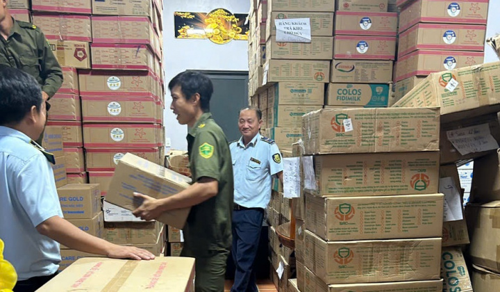 Long An: Phát hiện kho chứa gần 25 tấn sữa bột nghi hàng giả