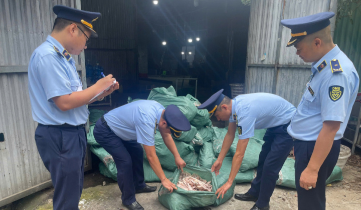 Phát hiện hơn 10 tấn chân gà không rõ nguồn gốc tại Quảng Ninh, Hà Nội, Lào Cai