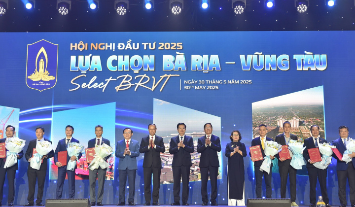 Bà Rịa - Vũng Tàu trao chứng nhận đầu tư và mở rộng dự án cho 53 doanh nghiệp