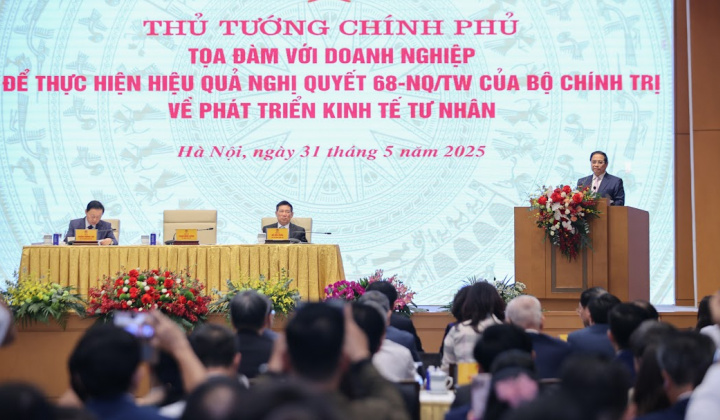 Thủ tướng Chính phủ tọa đàm với doanh nghiệp về phát triển kinh tế tư nhân