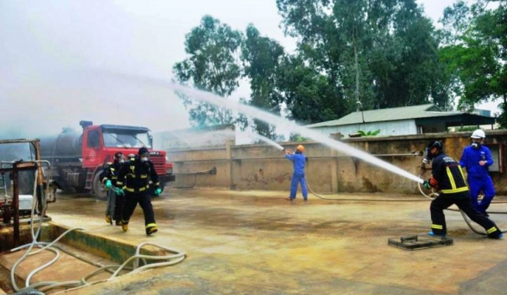 Người chỉ huy ứng phó sự cố chất thải tại cơ sở là người đại diện theo pháp luật của cơ sở hoặc người được ủy quyền