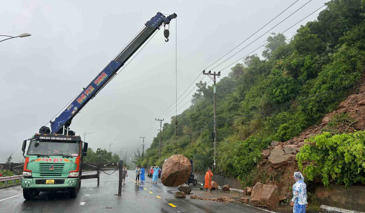 Khôi phục cấp điện cho các phụ tải bị ảnh hưởng bởi bão số 1