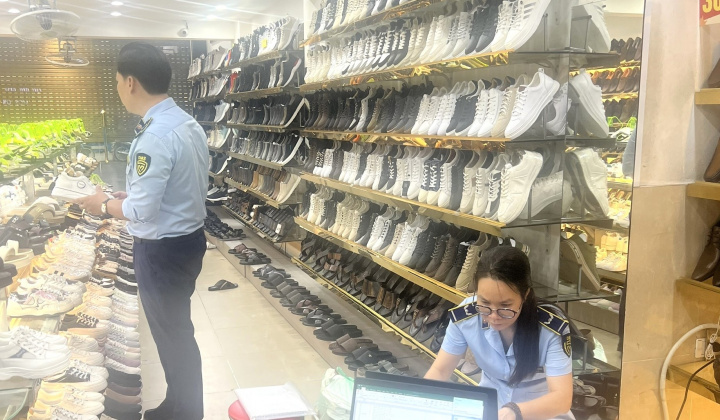 Hà Nội: Phát hiện, tạm giữ hơn 2.500 sản phẩm giày dép giả mạo và không rõ nguồn gốc