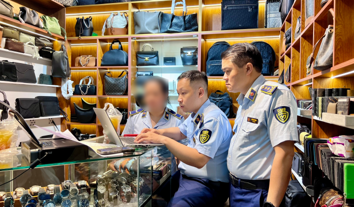 Phạt hai hộ kinh doanh tại Saigon Square vì bán hàng giả