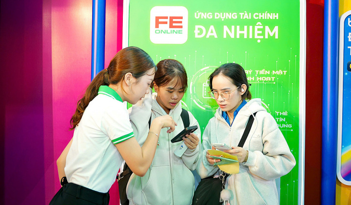 FE CREDIT mang ứng dụng tài chính đa nhiệm đến Ngày không tiền mặt 2025