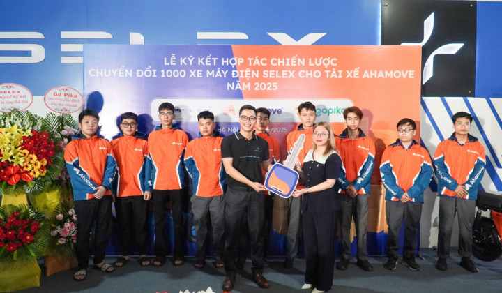 Ahamove tiên phong chuyển đổi 1.000 xe máy điện Selex, dẫn đầu xu hướng giao hàng xanh tại Việt Nam