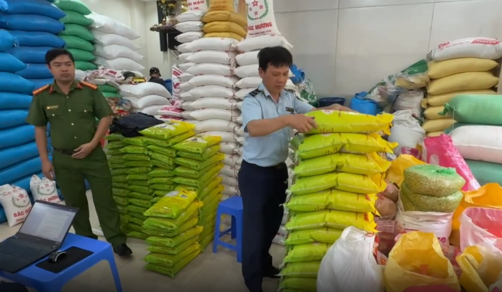 Phát hiện nhiều cửa hàng kinh doanh gạo ST25 giả mạo ở Hà Nội