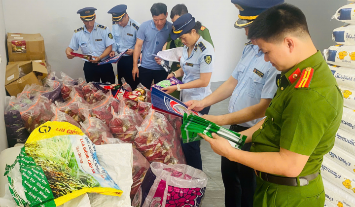 Phát hiện hộ kinh doanh đang đóng gói dán nhãn giả gạo nếp Lào tại Nghệ An