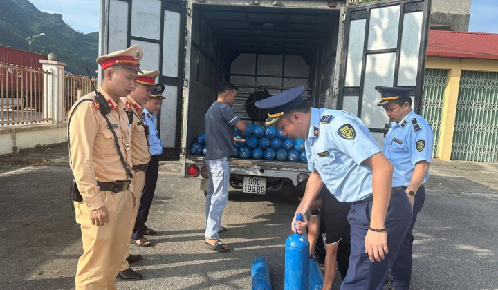 Thu giữ số lượng lớn bình khí N2O đang lưu thông qua Lạng Sơn