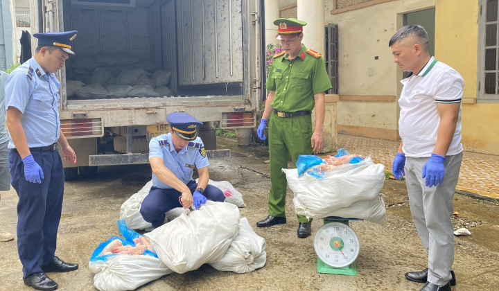 QLTT Lạng Sơn phát hiện, thu giữ 1 tấn móng giò lợn không rõ nguồn gốc, xuất xứ