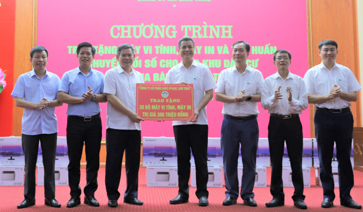 Supe Lâm Thao tặng 30 bộ máy tính, máy in cho xã Lâm Thao
