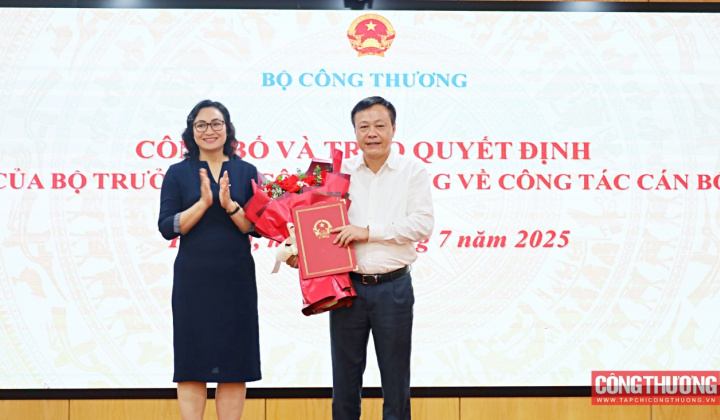 Trao quyết định điều động, bổ nhiệm Phó Chánh Văn phòng Bộ Công Thương