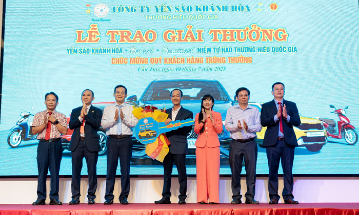 Trao thưởng ô tô trong chương trình tri ân khách hàng của Yến sào Khánh Hoà