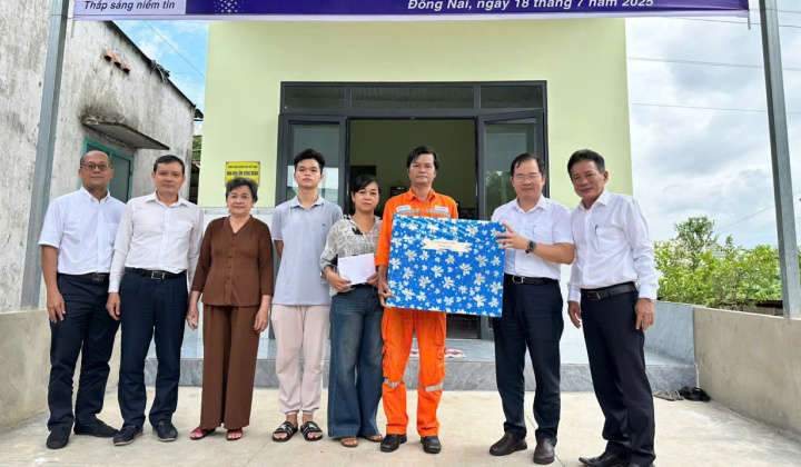 Đoàn viên khó khăn tại Điện lực Đồng Nai nhận hỗ trợ từ Mái ấm Công đoàn