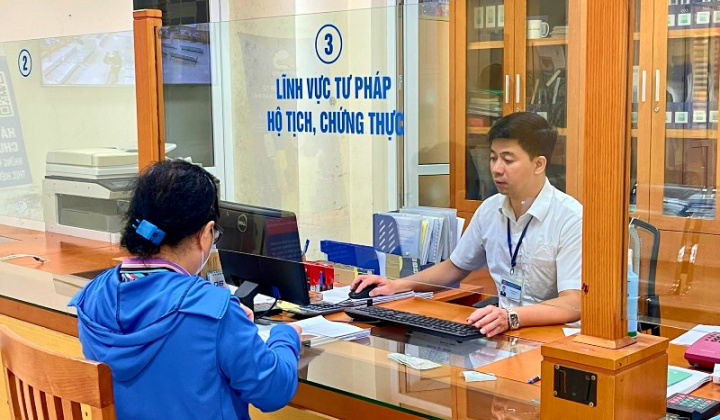 Hà Nội đẩy mạnh chuyển đổi số và giải quyết thủ tục hành chính trực tuyến