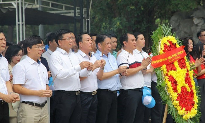 Trường Đại học Điện lực dâng hương tại Nghĩa trang Liệt sĩ Quốc gia Trường Sơn