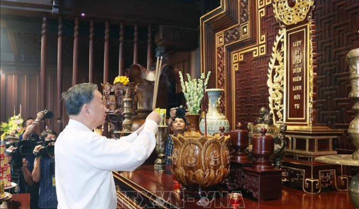 Tổng Bí thư Tô Lâm dâng hương tưởng niệm các Anh hùng, Liệt sĩ tại Điện Biên